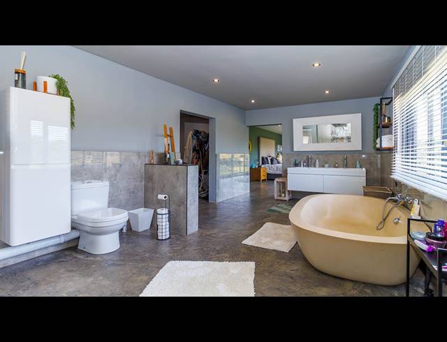 6 BEDROOM TOWNHOUSE FOR SALE IN CRESTHOLME